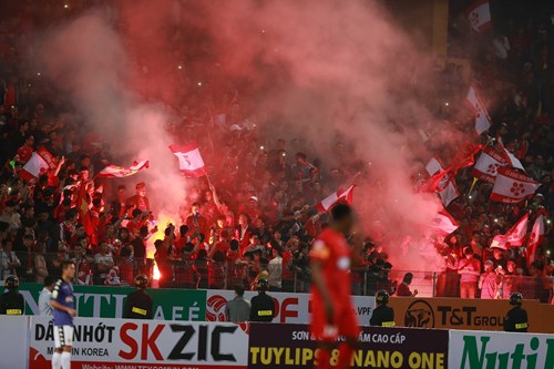Pháo sáng đốt tại sân Hàng Đẫy ở vòng 1 V-League 2018.